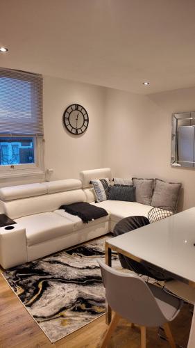 Luxury 4 Bedroom with Patio - 10 min from Westfield HR3, Londyn
