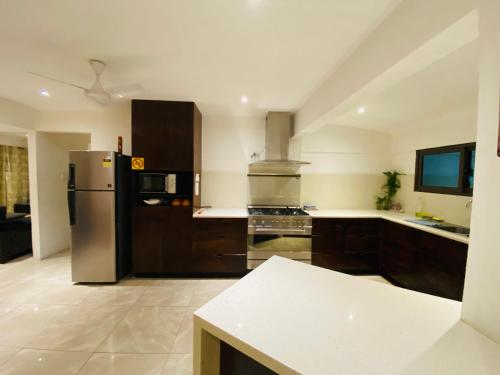 Entire 3 bedroom Fully Furnished House 6 Guests - image 3