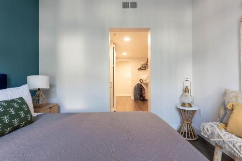 Beautiful Modern Apartment in Hollywood 2br 2ba 3707 in Los Angeles, USA