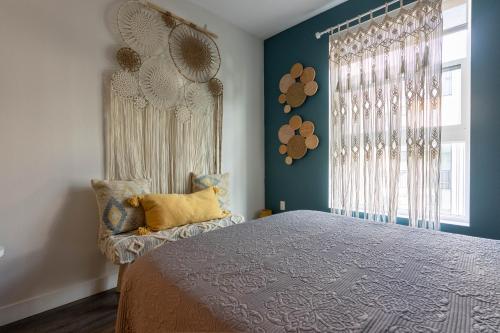Beautiful Modern Apartment in Hollywood 2br 2ba 3707 in Los Angeles, USA