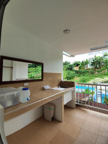 Studio with Balcony image 4