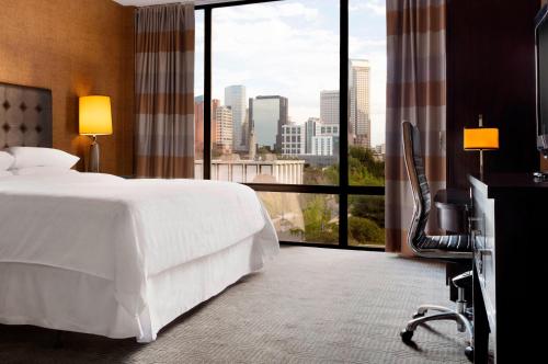 Club level, Guest room, 1 King, City view, Top floor