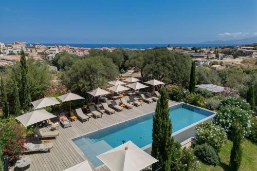 ทัศนียภาพภายนอกโรงแรม, Hôtel Restaurant Villa Joséphine (Hotel Restaurant Villa Josephine) in คาลวี