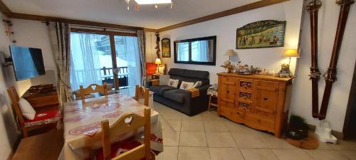 2 bedrooms, 5 beds