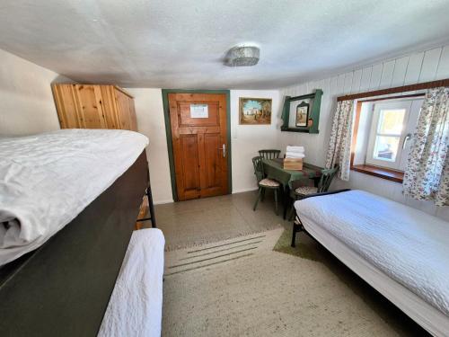 3 twin beds