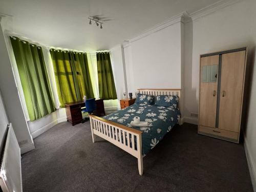 Ensuite Double-Bedroom in the Heart of Salford Manchester Perfect for Short Stays GCSW2, Manchester