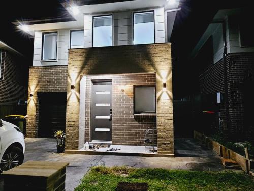 Stunning New 5 BR With 3 Bath, Marsden Park