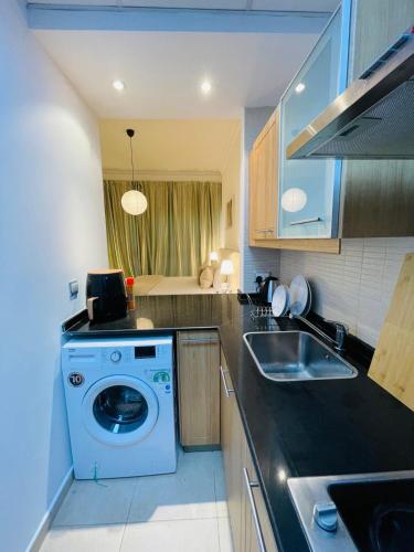Studio in Dubai Marina walking JBR Beach & Cruise - image 5