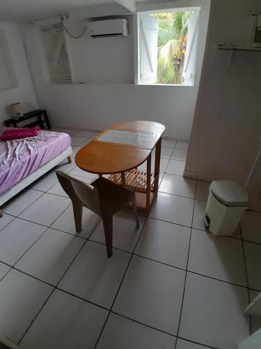 Studio confortable à Les Abymes, 12m², balcon agréable (Studio confortable a Les Abymes, 12m², balcon agreable) in Les Abymes