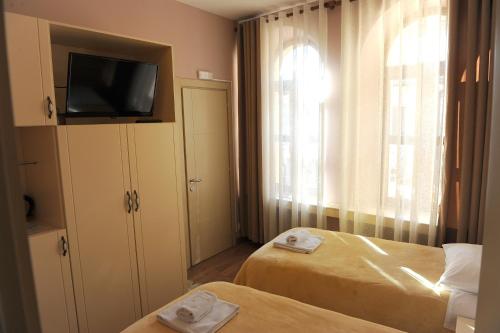 Double or Twin Room with Garden View image 2