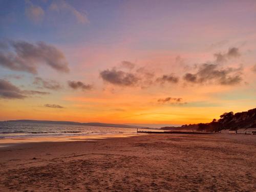 Surrounding environment, Morden Place, Free Parking & Private Entrance in Bournemouth Suburbs