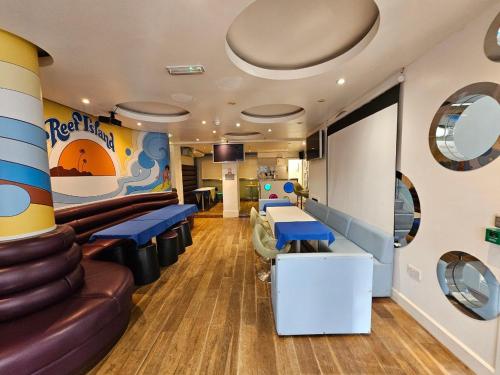 Κοινόχρηστο σαλόνι/χώρος τηλεόρασης, Reef Lodge in Νιούκεϊ