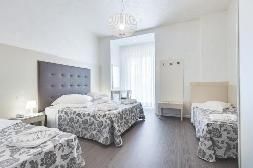 1 queen bed, 2 twin beds