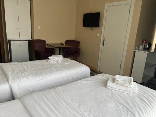 2 twin beds