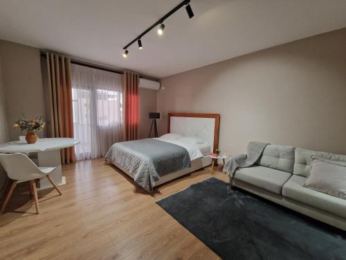 Cozy retreat in the heart of Bllok, Tirana (foto 11)