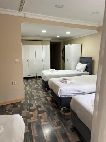 4 twin beds, 1 sofa bed