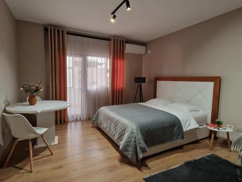 Cozy retreat in the heart of Bllok, Tirana (foto 9)