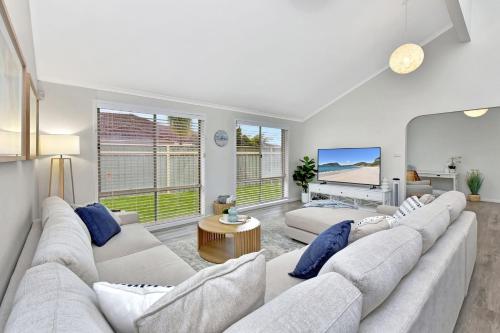 Shared lounge/TV area, The Fingal Escape in Fingal Bay
