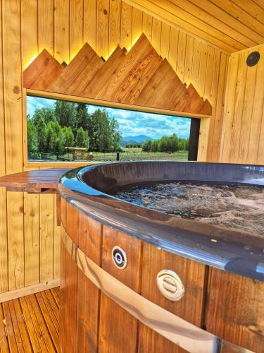 Natur House Beskidy - dom z drzewa księżycowego z SAUNĄ i BALIĄ Jacuzzi!!