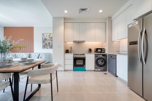 Modern Furnished 2 BHK in Urbana 1 Emaar south by Truebleu Vacation Homes, Dubai (Foto 10)