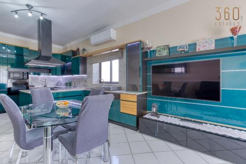 廚房, Spacious 4BR Villa with Private pool, parking & BBQ by 360 Estates in 阿塔德