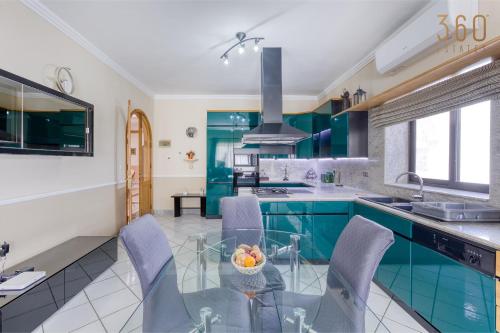 設施, Spacious 4BR Villa with Private pool, parking & BBQ by 360 Estates in 阿塔德