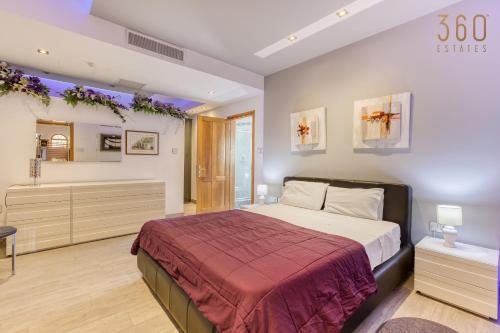 Spacious 4BR Villa with Private pool, parking & BBQ by 360 Estates in 阿塔德