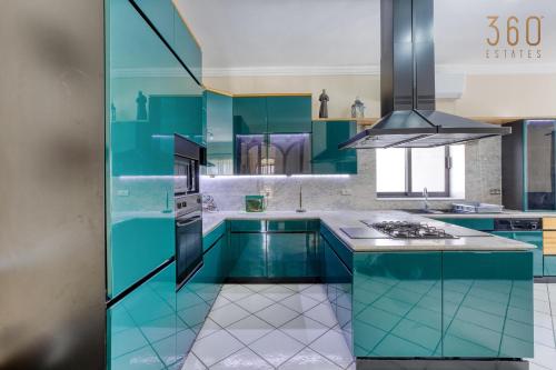 廚房, Spacious 4BR Villa with Private pool, parking & BBQ by 360 Estates in 阿塔德