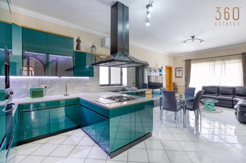 廚房, Spacious 4BR Villa with Private pool, parking & BBQ by 360 Estates in 阿塔德