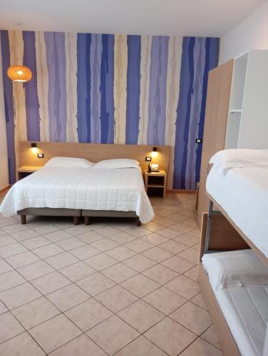 4 twin beds