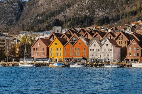 DINBNB Apartments l 50 meters to Bryggen l New 2023 l Sunny backyard DINBNB Apartments l 50 meters to Bryggen l New 2023 l Sunny backyard