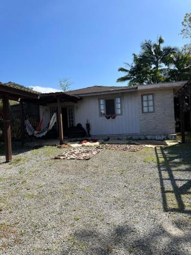 Sítio bem localizado com piscina e sinuca, Camboriú