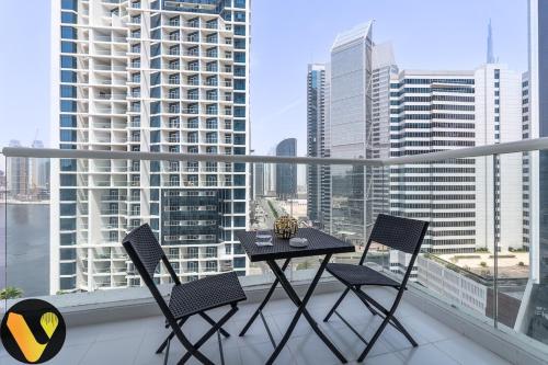 Vogue Vacation Homes, Business Bay Damac Maison Prive near Burj Khalifa and Dubai Mall, Studio Apartment with Balcony, Canal and City View, Access to all Amenities, Dubai (Foto 5)