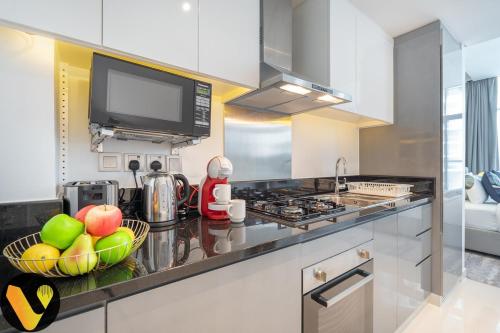 Vogue Vacation Homes, Business Bay Damac Maison Prive near Burj Khalifa and Dubai Mall, Studio Apartment with Balcony, Canal and City View, Access to all Amenities, Dubai (Foto 9)