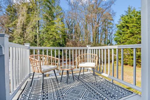 Balcony/terrace, Serene Large Backyard with Patio in Northlake
