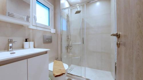 A modern and bright apartment in Kolonaki - image 4