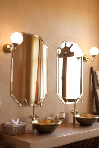 Deluxe Suite image 7