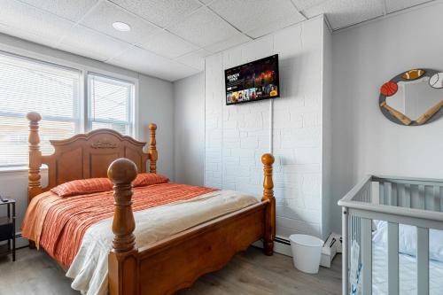 Updated 3BR 2BA Apartment Near NYC Airport thumb 2