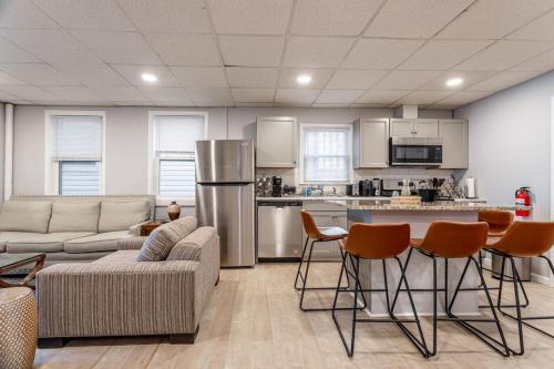 Updated 3BR 2BA Apartment Near NYC Airport thumb 3