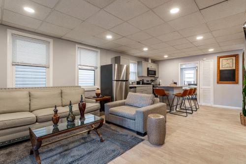 Updated 3BR 2BA Apartment Near NYC Airport thumb 4