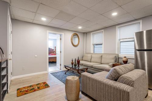 Updated 3BR 2BA Apartment Near NYC Airport detail