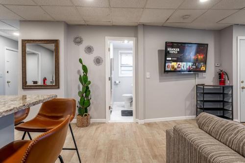 Updated 3BR 2BA Apartment Near NYC Airport detail