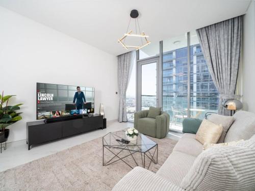 Luxury Lagoon-Side Living 1-Bed in District One, Дубай (фото 2)