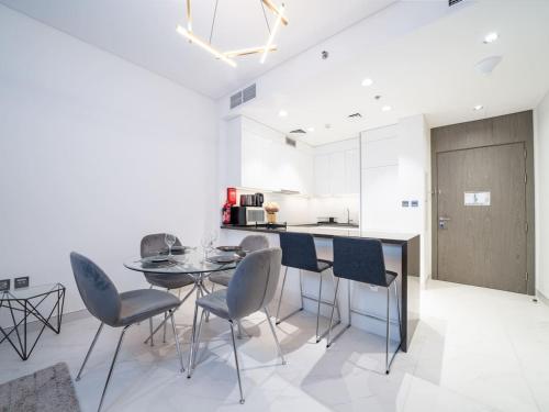 Luxury Lagoon-Side Living 1-Bed in District One, Дубай (фото 4)