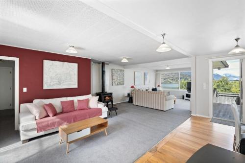 Roomy 2 bedroom property - image 6
