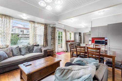 The Croft 4 BR Bungalow with Air-Con and Parking, Окленд (фото 6)