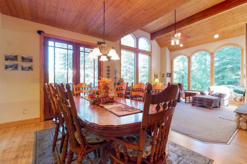 New England Cottage in Shaver Lake (CA)