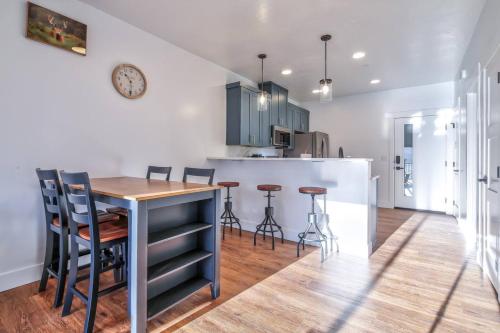 Cozy Retreat With Breath Taking Views 303 thumb 2