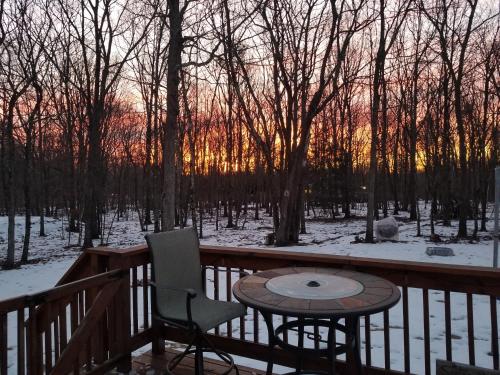 Serenity and Fun all in one in this Cozy Pocono Cabin in Jim Thorpe, USA