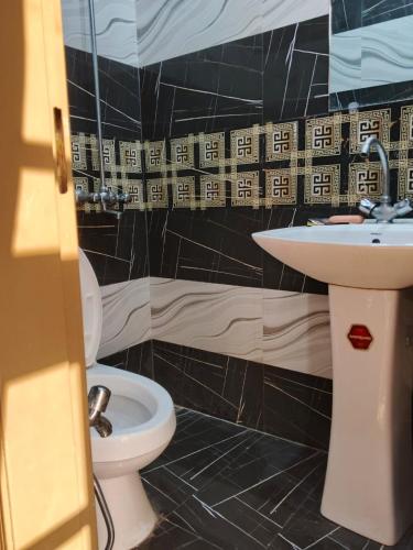 Baño, Continental Boys Hostel-Royal Heights in Lahore